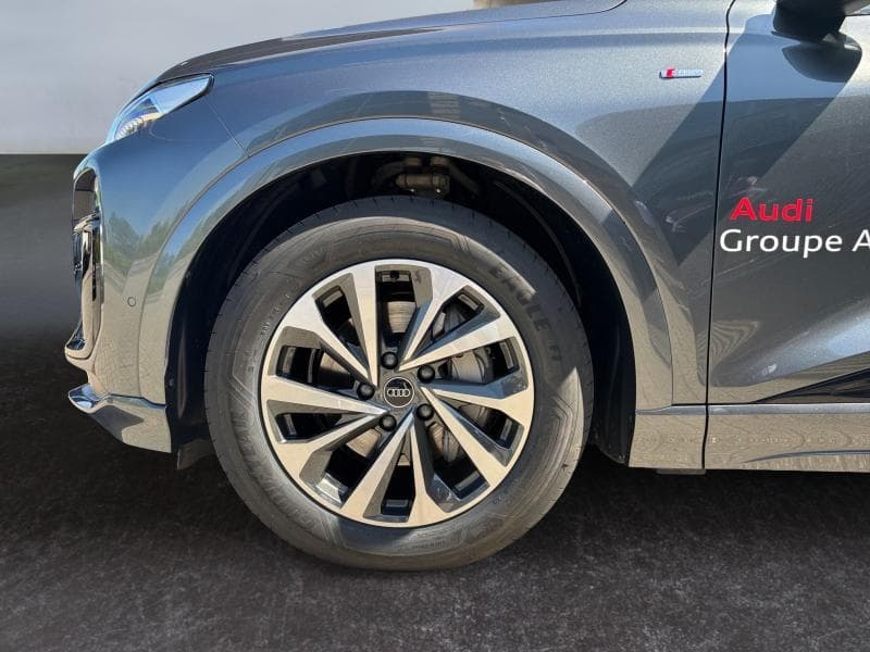 Audi Q6 e-tron S-line int et ext | 387 CV electrique | Camera 360 | GPS | Carplay | Attache remorque | kms evolutifs - 11