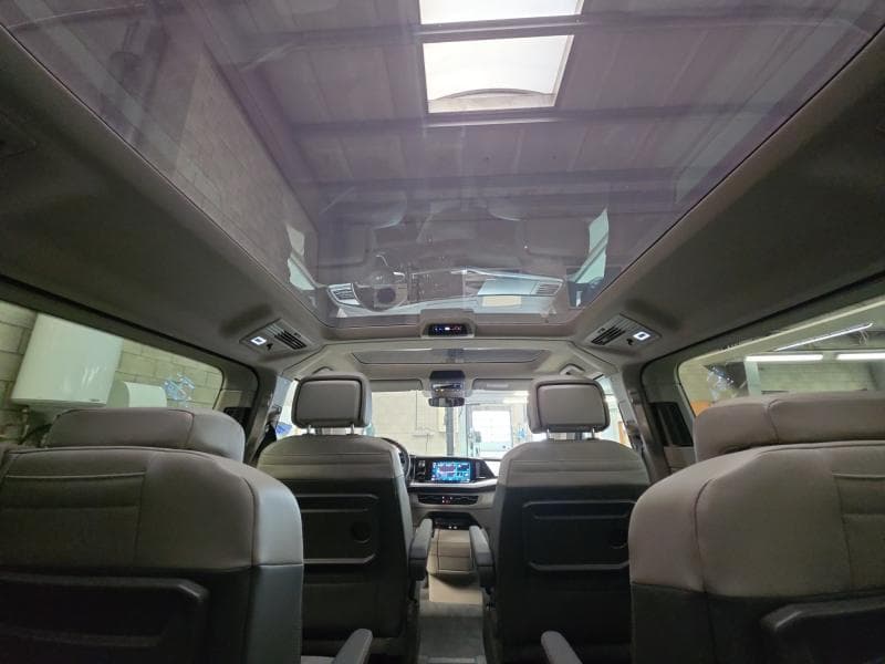 Volkswagen T7 Multivan Life | 2.0 TDi 150 cv | 7 places | GPS | Toit pano | Carplay | Camera | Attache remorque - 36