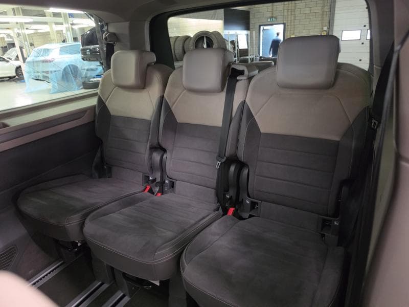 Volkswagen T7 Multivan Life | 2.0 TDi 150 cv | 7 places | GPS | Toit pano | Carplay | Camera | Attache remorque - 14